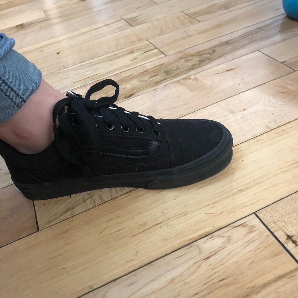 Black low tie vans.